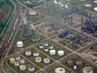 Plant dismantling in the Shell refinery in Hamburg